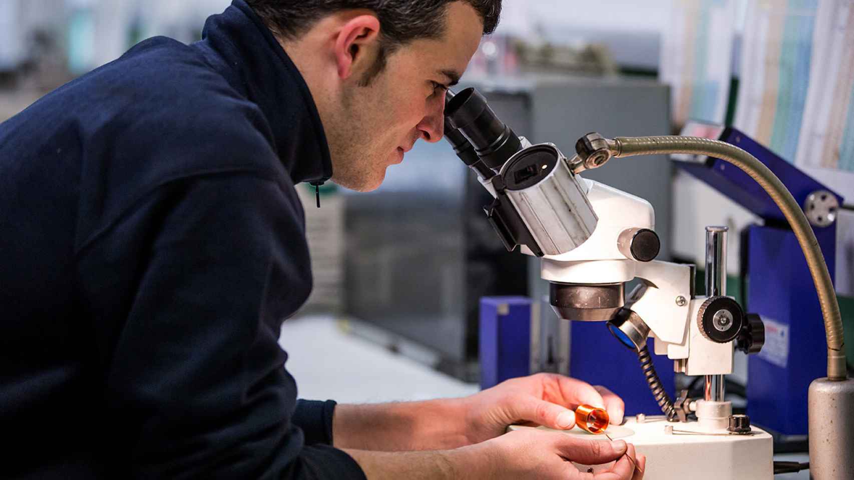 Un trabajador de la guipuzcoana Ederfil Becker