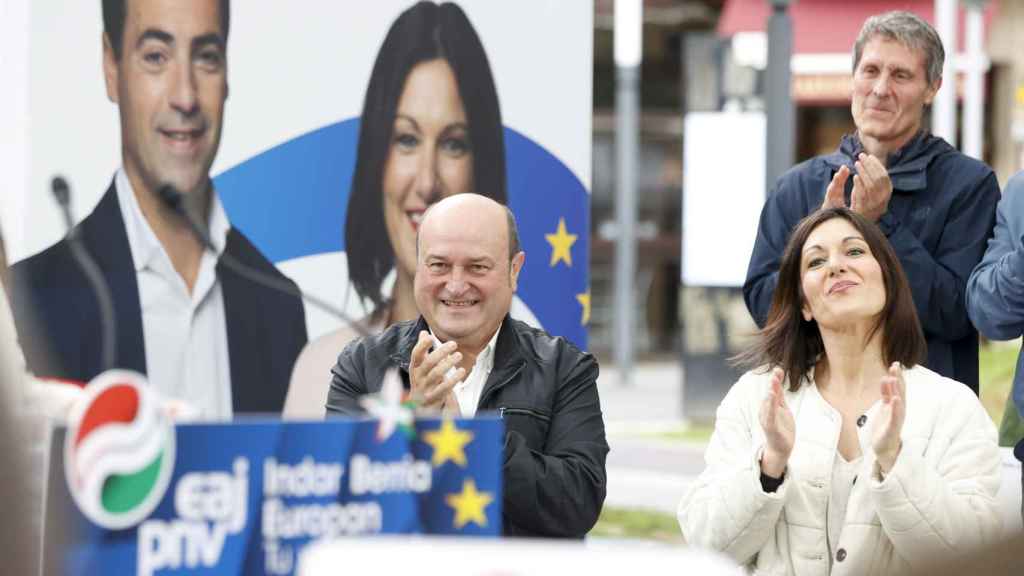 El PNV hace campaña este juEl presidente del partido, Andoni Ortuzar, y la cabeza de lista a las elecciones europeas por la coalición CEUS, Ohiane Agirregoitia / Juan Herrero - EFE