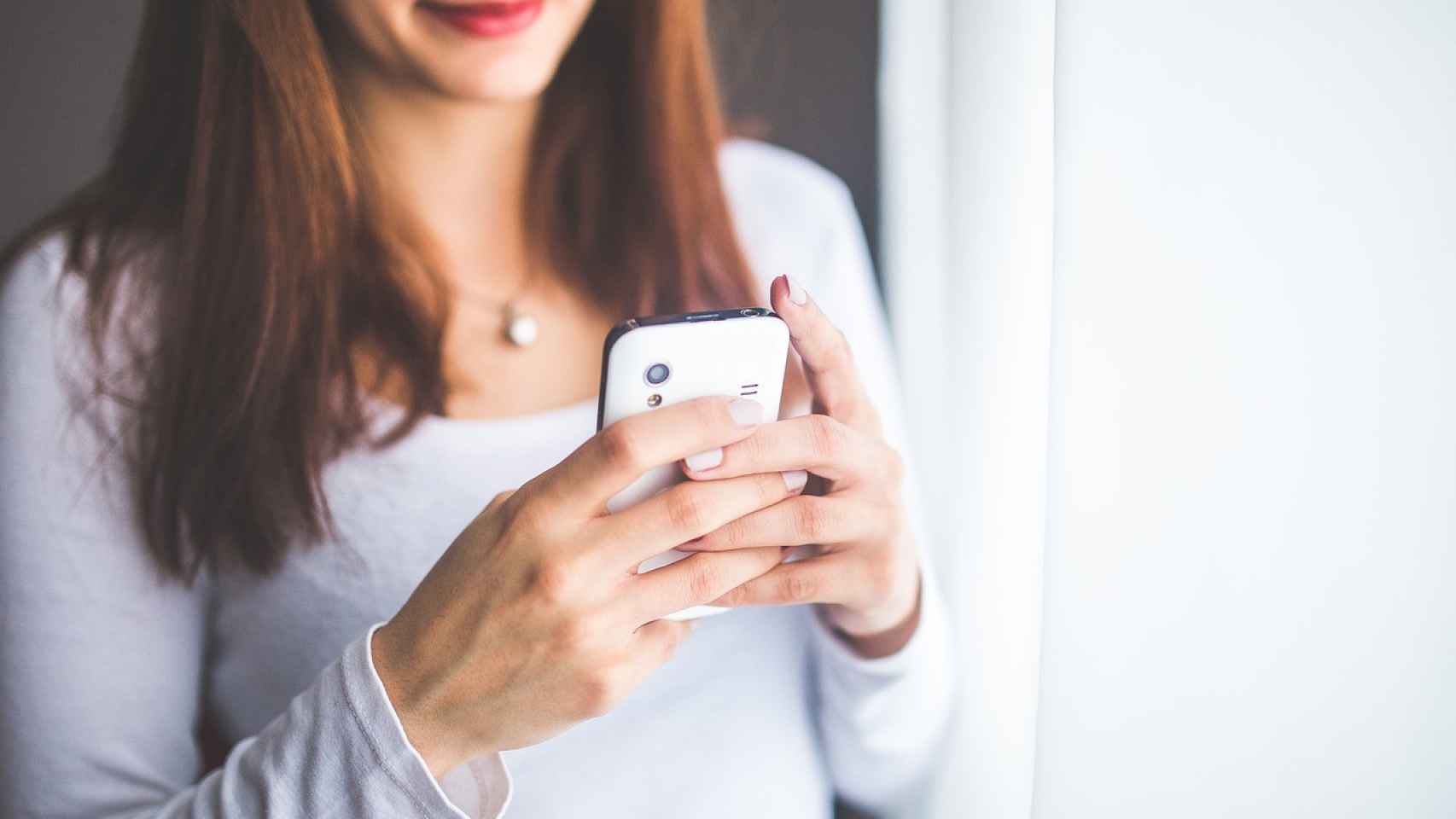 Mujer con teléfono móvil