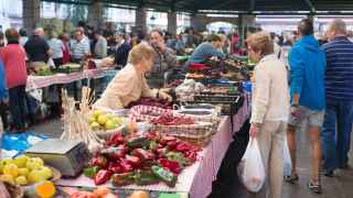 El mercado más popular de Euskadi está en un pueblo de Bizkaia: famoso por el típico bacalao y el txakolí
