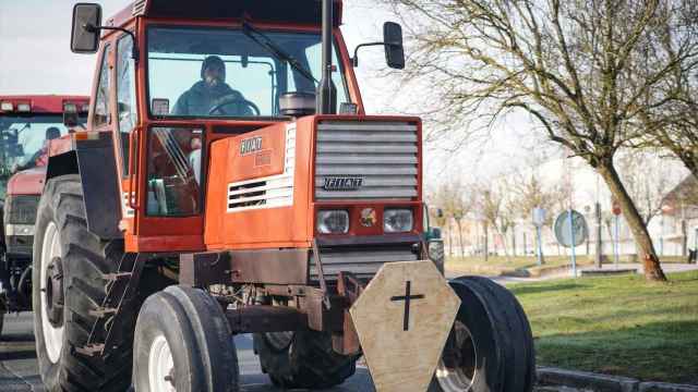 Un tractor transita por la carretera en la segunda jornada de protestas del pasado febrero.