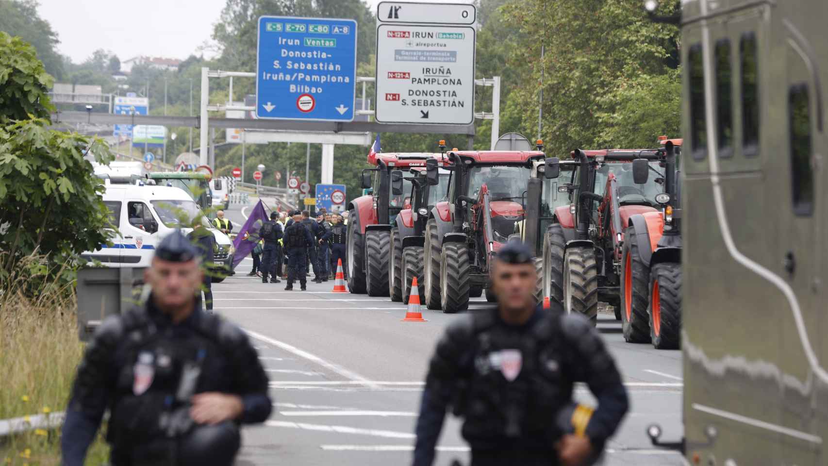 Decenas de tractores bloquean la frontera con Francia