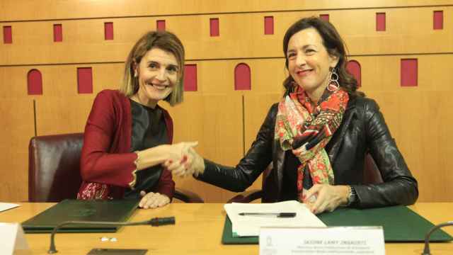 Jaione Lamy, a la derecha, responsable de Banca Institucional de Kutxabank y consejera de Norbolsa, con Nerea Melgosa en su etapa en el Ayuntamiento de Vitoria