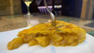 El mejor pintxo de tortilla de patatas de Euskadi lo sirven en San Sebastián: un sabor único