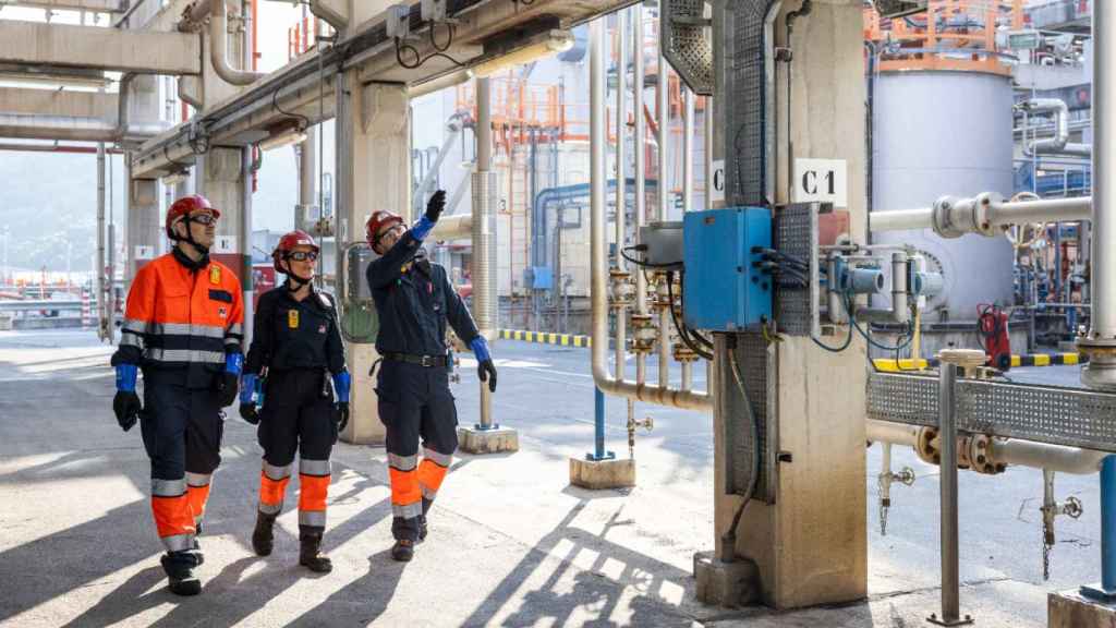 Trabajadores en las instalaciones de la refinería Petronor, una de las compañías tractoras vascas cuyo futuro está condicionado por las pautas europeas sobre descarbonización / X