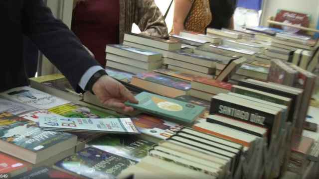 Un librero coloca sus libros en la Feria de Bilbao.