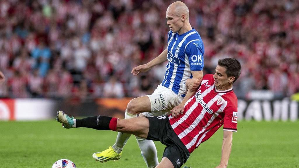 Ruíz de Galarreta, del Athletic, trata de quitarle el balón a Jon Guridi, del Alavés.