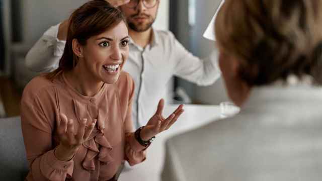 Mujer enojada gritando a su agente / Freepik