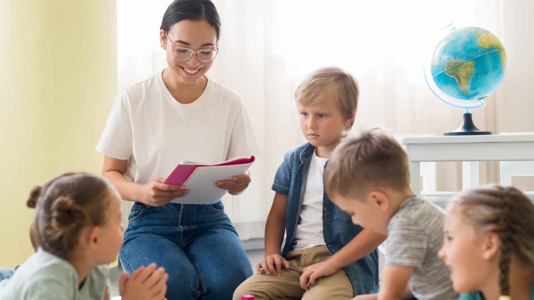 Maestra leyendo un libro a sus alumnos.