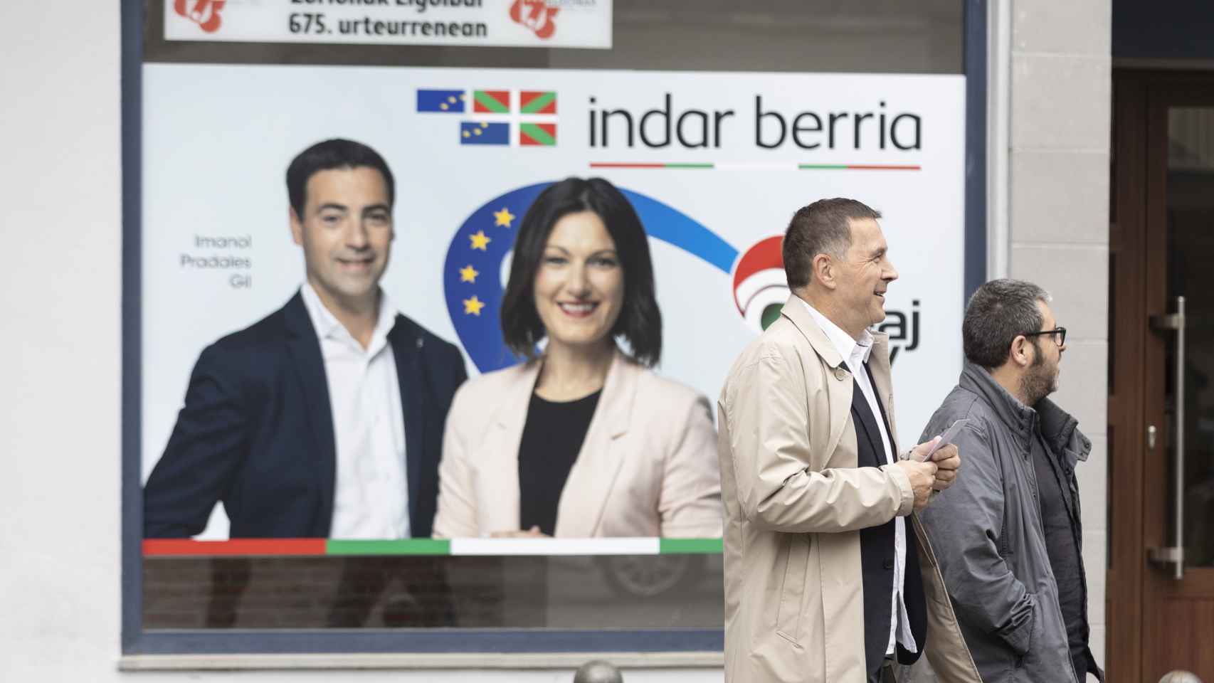 El coordinador general de EH Bildu, Arnaldo Otegi, vota este domingo en la casa de cultura de Elgoibar (Gipuzkoa)