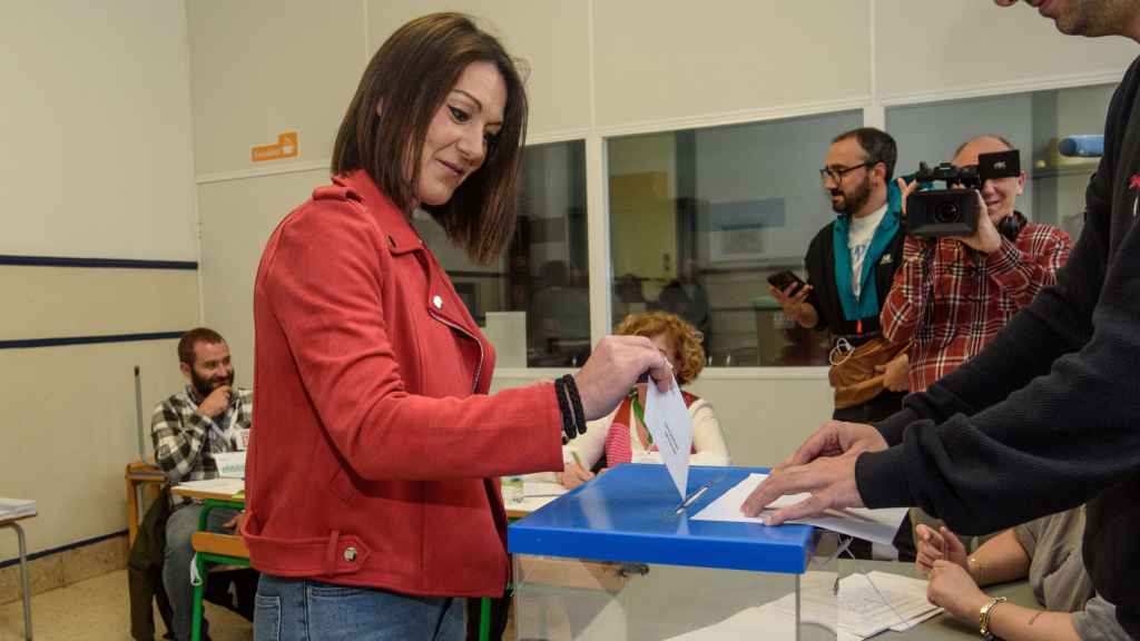 La cabeza de lista de EAJ-PNV y de CEUS a las Elecciones Europeas, Oihane Agirregotia, vota en un colegio electoral de Bilbao