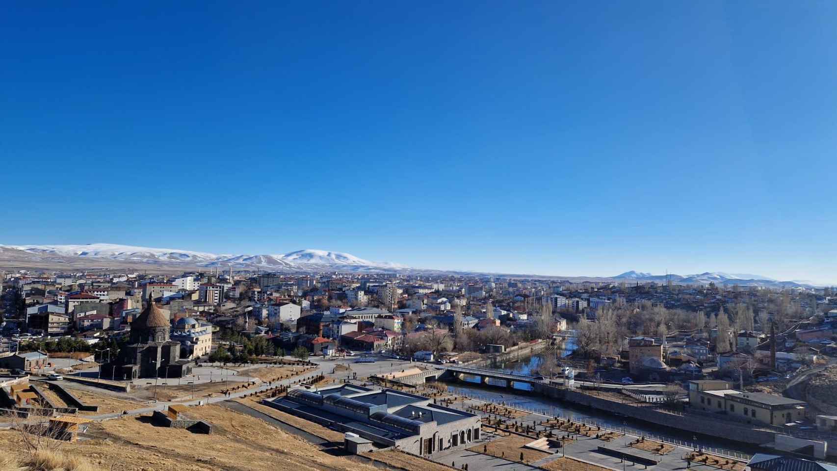 Kars no deja de ser una ciudad rural con aire cosmopolita, rodeada de infinitas llanuras / A. VIRI