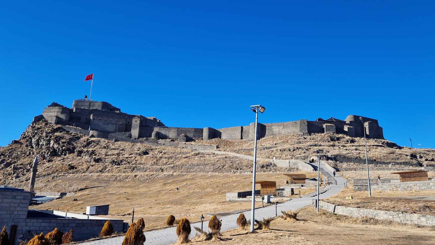 A los pies del castillo, que data de 1153, se encuentra el Hotel Katalina que fue realmente una de las residencias que de la esposa del zar tenía en la región. Otras dependencias de la mansión han sido cedidas a la universidad / A. VIRI