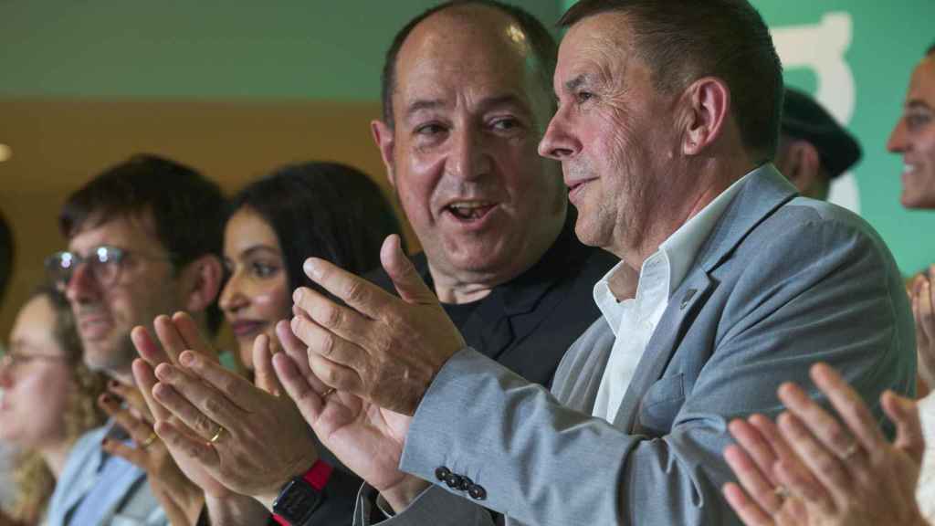 El candidato Pernando Barrena y el secretario general de EH Bildu, Arnaldo Otegi / ADRIAN RUIZ HERRERO - EFE