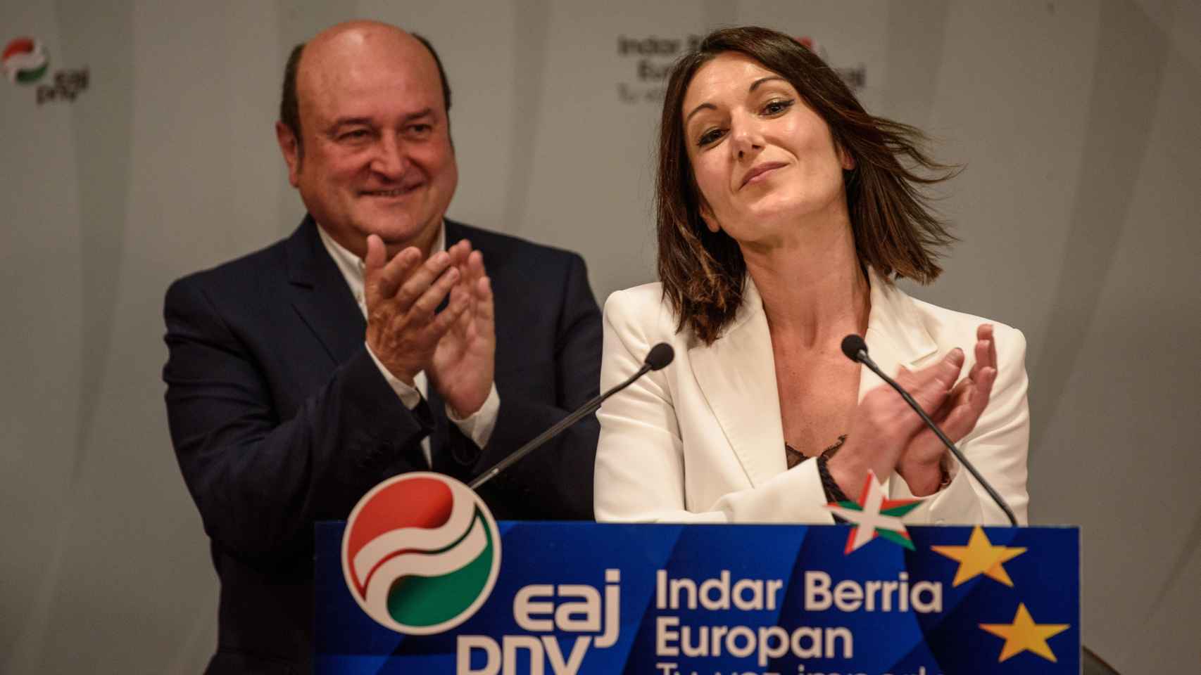 l presidente del PNV, Andoni Ortuzar (i) y la cabeza de lista de EAJ-PNV y de CEUS a las Elecciones Europeas, Oihane Agirregotia (d), durante la rueda de prensa ofrecida este domingo en Sabin Etxea, la sede del PNV en Bilbao