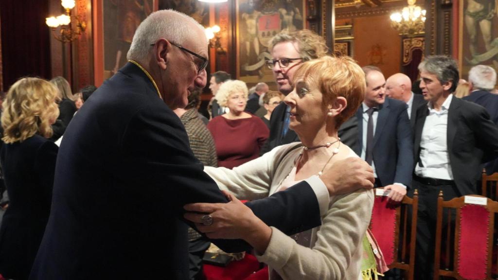 Andrés Arizkorreta, presidente de CAF, con Arantxa Tapia, consejera del Gobierno vasco, en la entrega de la Medalla de Oro de la Diputación de Gipuzkoa / X