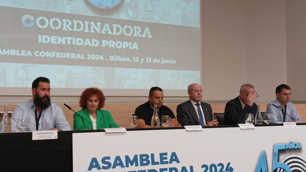 Ricardo Barkala y Antolín Goya, líder de Coordinadora, ambos en el centro, en la asamblea del sindicato en Bilbao