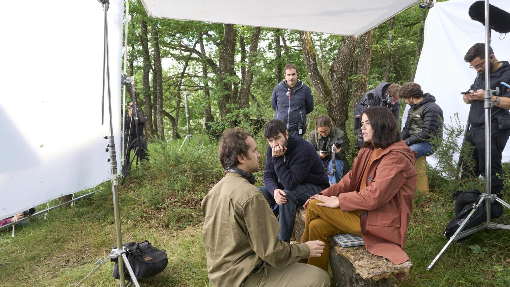 El director de cine, Alberto Gastessi (i) junto a los actores protagonistas, Patricia López Arnaiz y Javier Rey