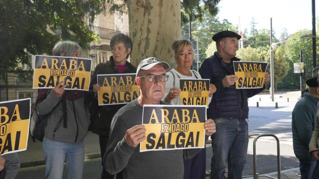 Miembros del colectivo  Araba Bizirik/EFE