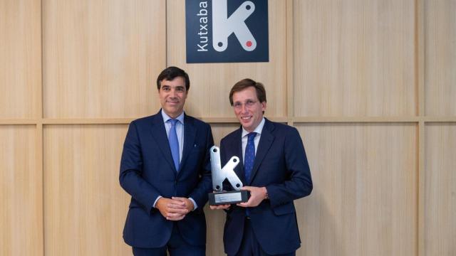 El presidente de Kutxabank, Antón Arriola, y el alcalde de Madrid, José Luis Martínez-Almeida