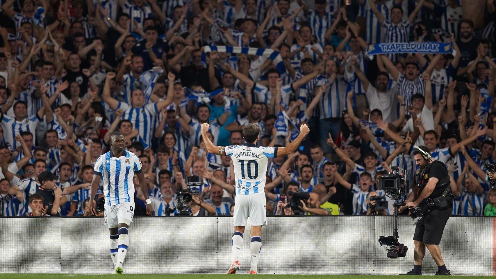 Mikel Oyarzabal, durante un encuentro de liga esta temporada en Anoeta.