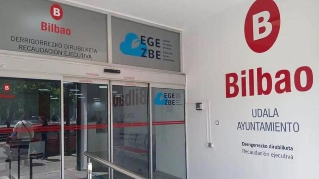 El Ayuntamiento de Bilbao ha instalado una oficina de información para atender las dudas sobre la ZBE en la calle Ripa.