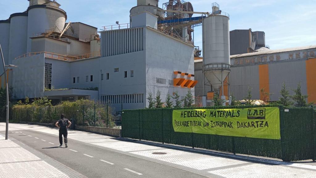Vista del exterior de la fábrica de cemento de Añorga, a escasos kilómetros de Donostia.