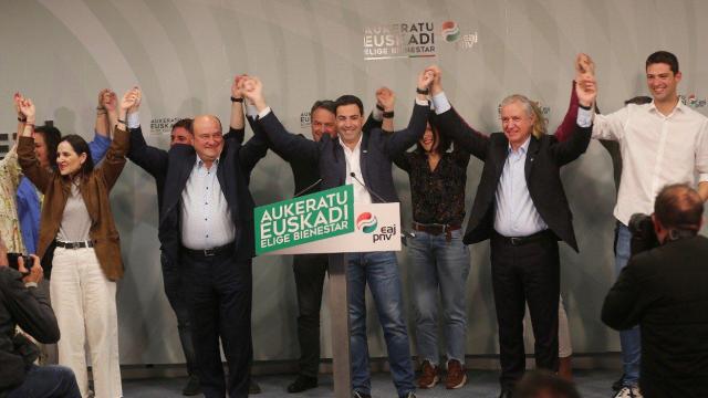 Imanol Pradales celebra su victoria en las autonómicas con Iñigo Urkullu y Andoni Ortuzar / X