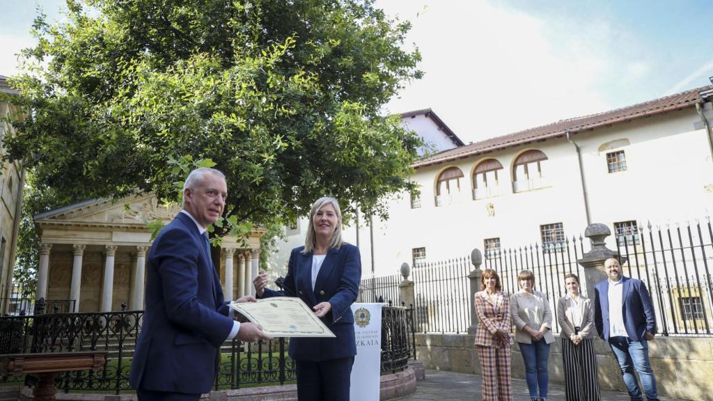 La presidenta de las Juntas Generales de Bizkaia, Ana Otadui (c) rinde homenaje este lunes al lehendakari en funciones, Iñigo Urkullu, este lunes.