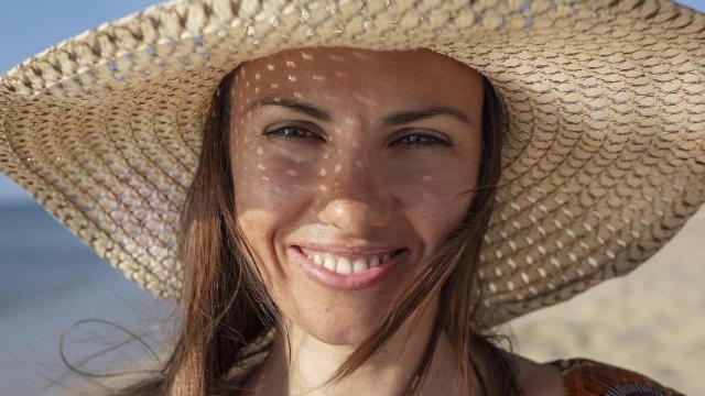 Una mujer sonriente