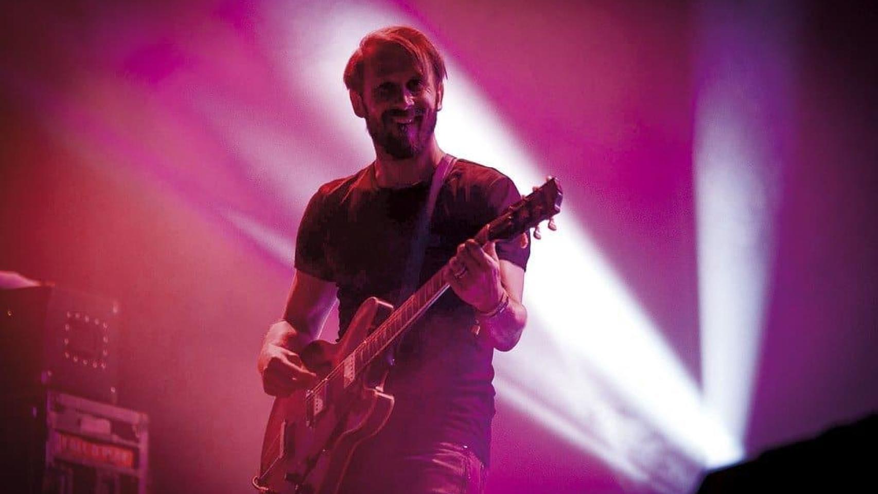 Gaizka Mendieta toca la guitarra durante un concierto.