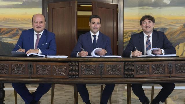 Andoni Ortuzar, Eneko Andueza, y el futuro lehendakari, Imanol Pradales, durante la firma este miércoles en Vitoria del acuerdo para reeditar el Gobierno Vasco de coalición para los próximos cuatro años. EFE/ Adrian Ruiz-hierro