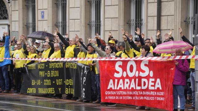 Protesta este jueves frente al Parlamento Vasco de socios de la EPSV Geroa / EFE