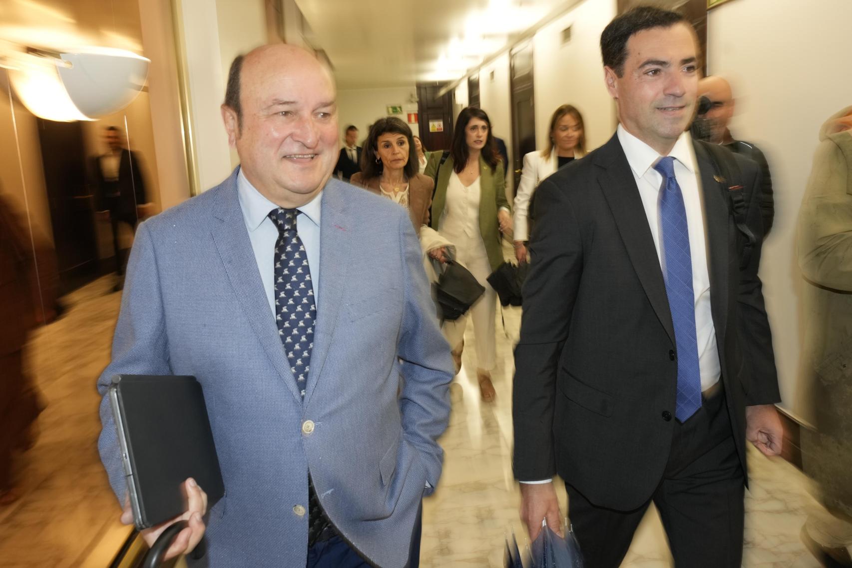 Imanol Pradales, junto a Andoni Ortuzar, a su llegada al Parlamento vasco / ADRIÁN RUIZ-HIERRO - EFE