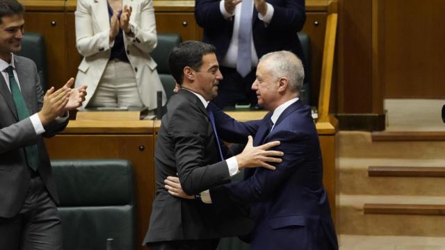 Imanol Pradales e Iñigo Urkullu se abrazan en el Parlamento vasco tras la elección del primero como lehendakari.