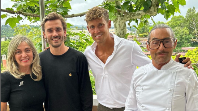 Antoine Griezmann y Marc Llorente en el restaurante / Instagram