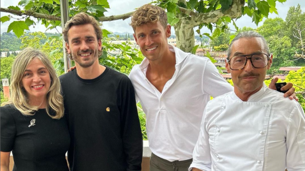 Antoine Griezmann y Marc Llorente en el restaurante / Instagram