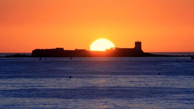 Vista del Castillo de Sancti Petri al atardecer