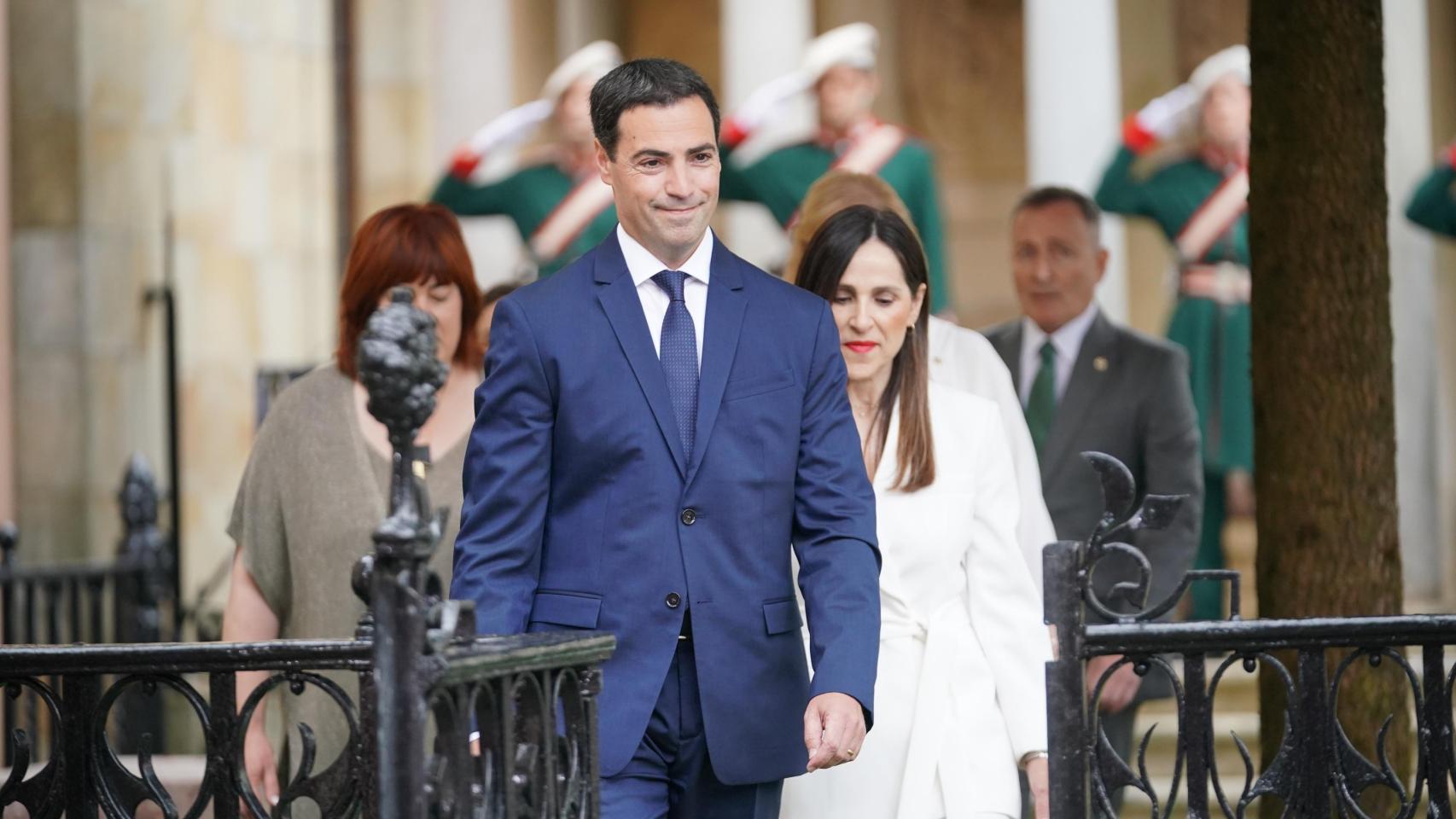 El lehendakari, Imanol Pradales, tras prestar su juramento bajo el árbol de Gernika.