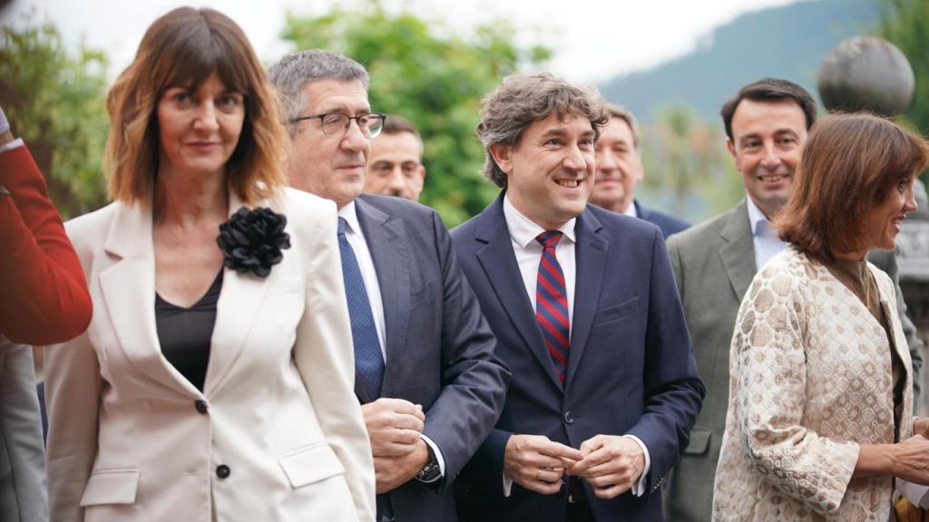 Eneko Andueza, Idoia Mendia, Patxi López y otros cargos del PSE a su llegada a la Casa de Juntas de Gernika.