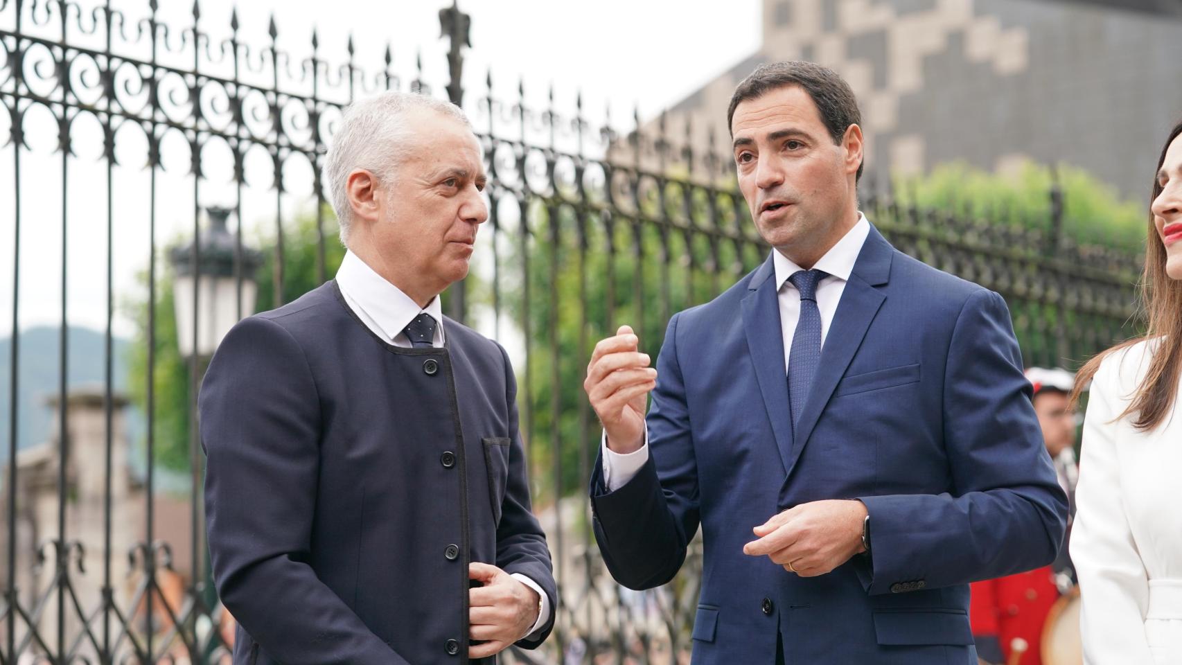 De lehendakari a lehendakari. Imanol Pradales e Iñigo Urkullu conversan antes del inicio del acto en la Casa de Juntas de Gernika.