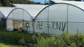 Aparecen pintadas contra Bingen Zupiria y el PNV en Hernani: "Tiro en la nuca"