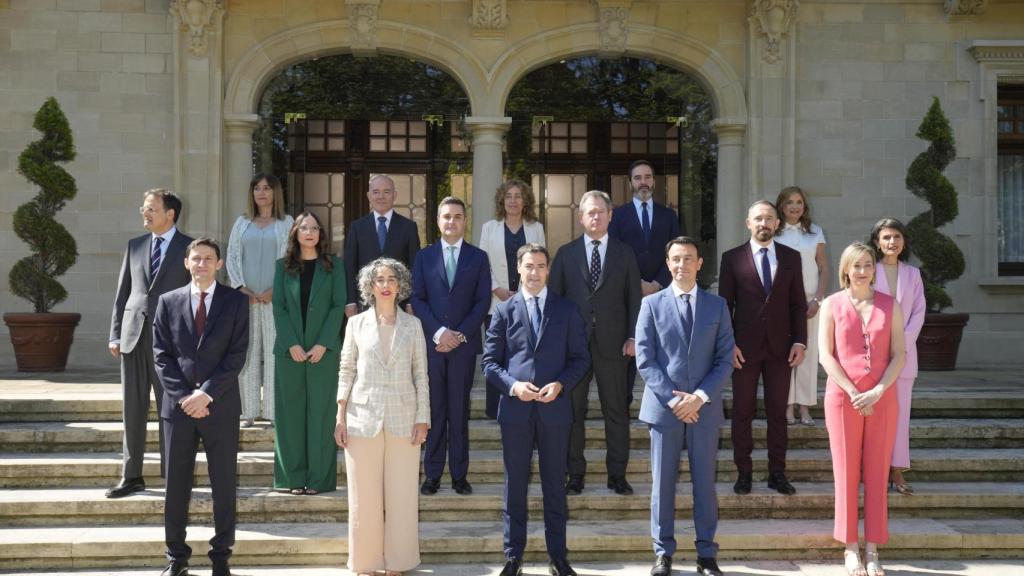 El lehendakari, Imanol Pradales, posa junto a los quince consejeros del nuevo Gobierno vasco de la XIII legislatura tras el acto de toma de posesión, que se ha celebrado este martes en el Palacio de Ajuria Enea en Vitoria / ADRIÁN RUIZ-HERRERO - EFE