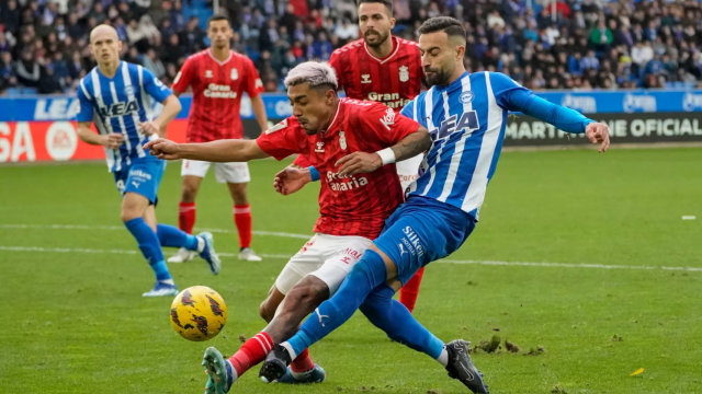 Abde, durante un encuentro de esta temporada con el Alavés, y con el patrocinio de Silken Hoteles en su pantalón.