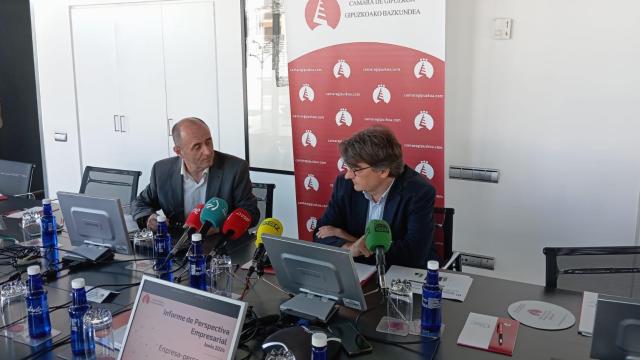 Iñigo Muguruza y Javier Zubia en la presentación del informe de coyuntura económica de Gipuzkoa.