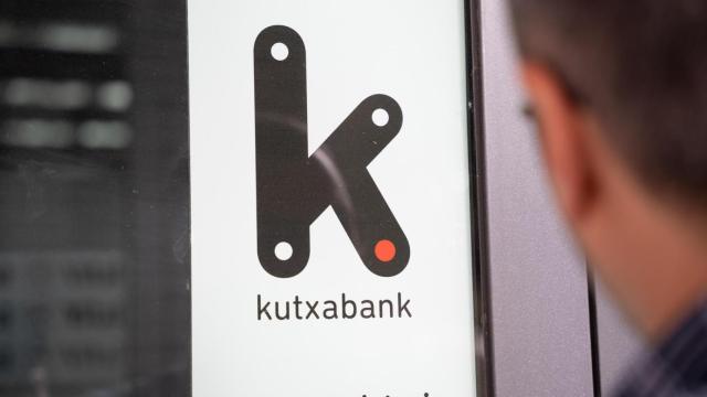 Un cliente observa una oficina de Kutxabank.