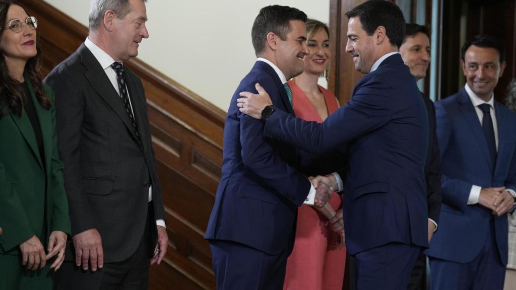 Los quince consejeros del Gobierno vasco de la XIII legislatura durante la toma de posesión de sus cargos / ADRIÁN RUIZ-HIERRO - EFE