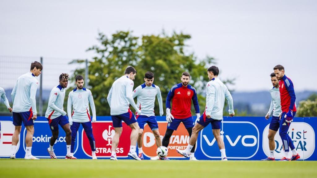 Jugadores de la Real Sociedad y el Athletic, en un entrenamiento con la Selección Española