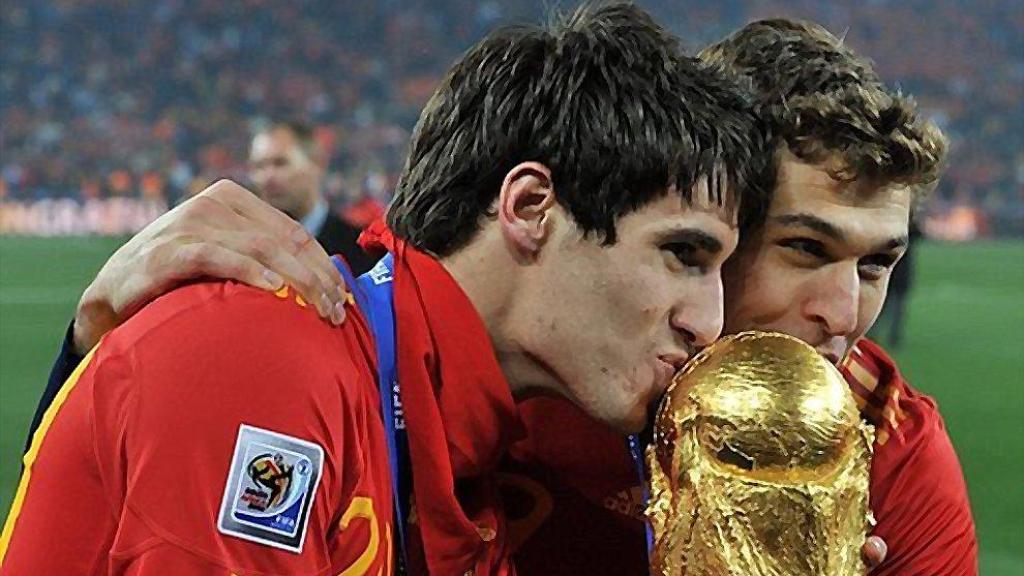 Javi Martínez y Fernando Llorente besan la copa del mundo.
