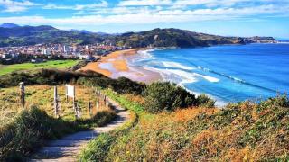 El pueblo costero más bonito de Euskadi: tiene la playa más grande y el cocinero más famoso
